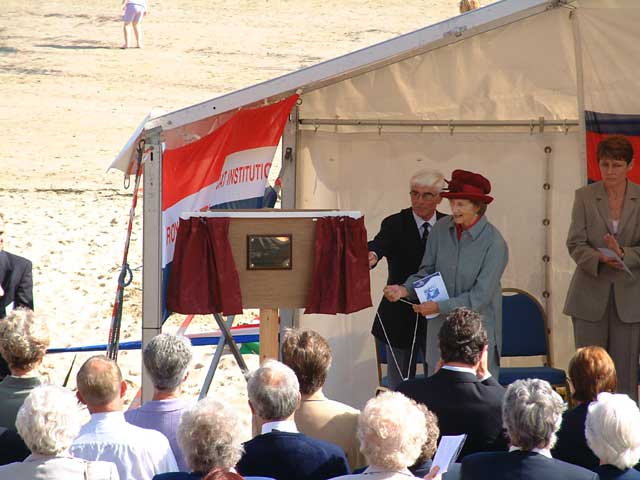 Elizabeth Dowager, Duchess of Northumberland unveils the memorial to the crew of the Richard Silver Oliver 63 years on.
Cullercoats. Six lifeboat crew drowned in 1939